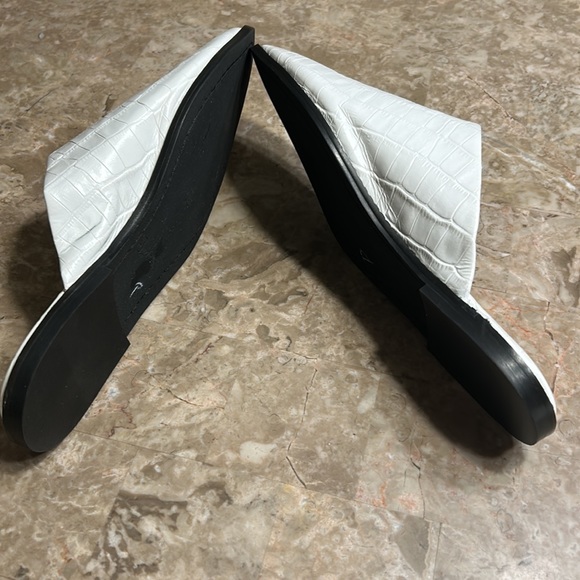 NWOT SEYCHELLES LEATHER WHITE MULES . Flat shoes slip on crocodile look - Picture 4 of 12